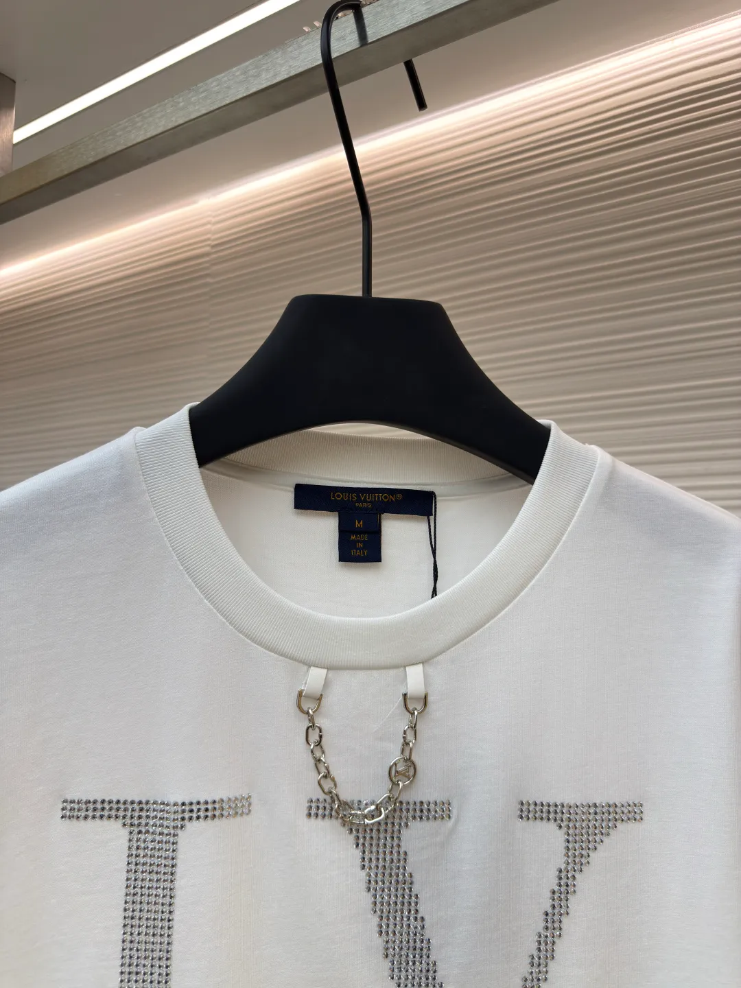LOUIS VUITTON Hot Diamond Logo Short Sleeves [Women's Clothing] ●Item No.: 1680358-A15 ●Material: Knitted rib fabric ●Technology: Hot Diamond Production ●Version: Fitted version ●Weight: about 215 grams ●Size: Brilliant rhinestones frame the large LV letters, and LV chains illuminate the crew neck. The overall wiring is straight and delicate, the fabric is comfortable and soft, and the color is consistent without color difference. It can be matched with the same style to create a fashionable look and control various occasions. Customized accessories, complete with three standards, same style for men and women!